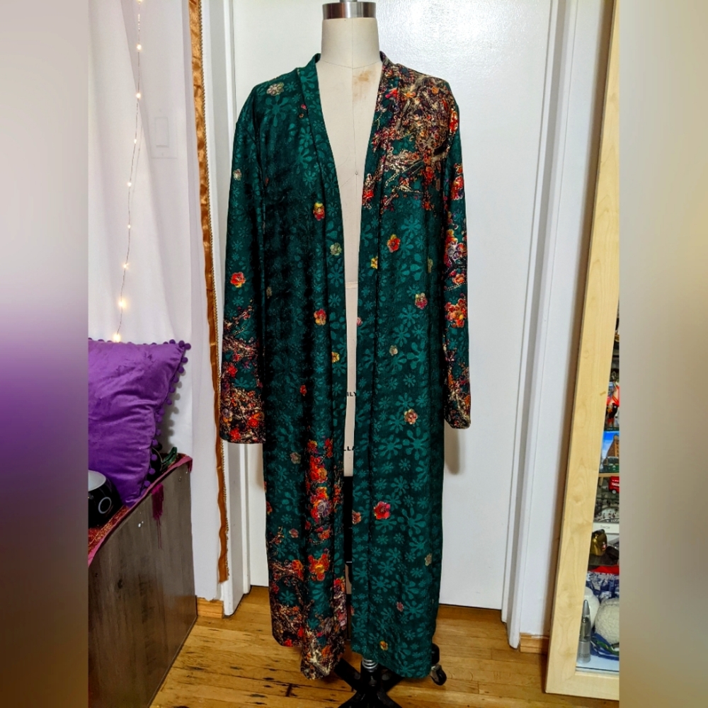 Beautiful Green Kimono with flowers and gold details